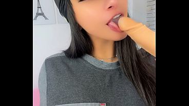 Latina Waitress Emanuelly Raquel Sneaks Away for a Restaurant Hookup