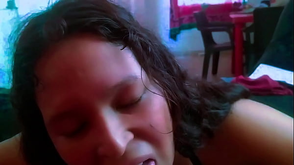 Casero: Mamada hasta recibir el semen en la cara (Facial). Hotwife compartida por su cornudo para hacer mamadas a sus amigos mientras el trabaja. Ella recibe todo la corrida en la cara y luego limpia la polla tragando semen